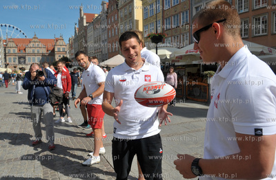 Proba bicia rekordu swiata w podawaniu pilki do rugby...