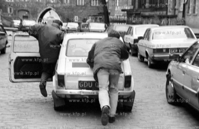 Samochod marki Fiat 126p popularny maluch zapalany...