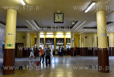 Dworzec podmiejski i peron SKM w Gdyni. Kasy biletowe....
