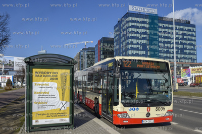 Gdańsk. Al. Grunwaldzka. Przystanek z reklamą wyborów...