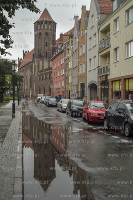 Gdańsk, ul. Świętojańska. Odbicie kościoła św....