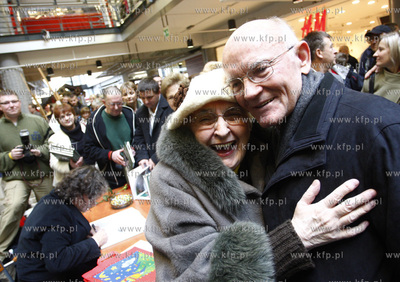 Gdansk. Centrum Handlowe Manhattan. Promocja albumu...