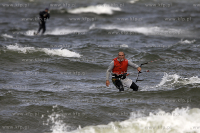 Gdansk Brzezno. Silny wiatr, duza fala to wymarzone...