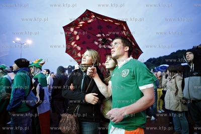 Gdansk. Mistrzostwa europy w pilce noznej. Kibice ogladaja...