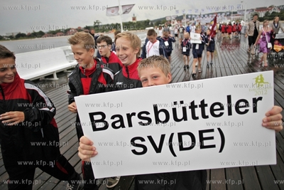Sopot. Parada uczestikow mlodziezowego turnieju pilkarskiego...