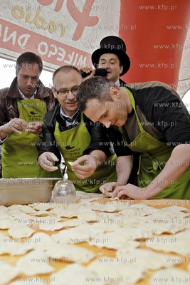 XI Gdanskie Swieto Pieroga na Targu Weglowym. Zawody...