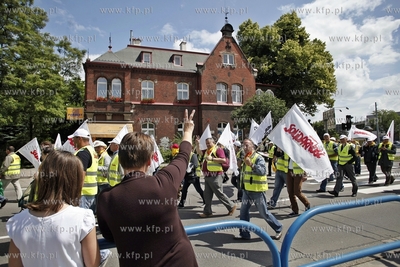 Gdansk. Demonstracja pracownikow firmy energetycznej...