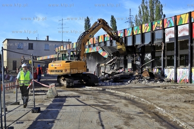 Wyburzanie budynku dworca PKP w Sopocie.
01.08.2013
fot....