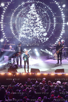 Cala Polska spiewa koledy, koncert na Dlugim Targu...