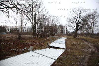 Gdansk. Wichura. Nz. przewrocony plot okalajacy likwidowany...