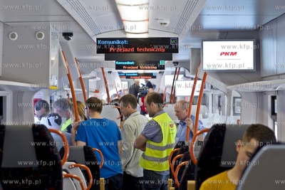 Przejazd i prezentacja składu PKM ze stacji Niedźwiednik...