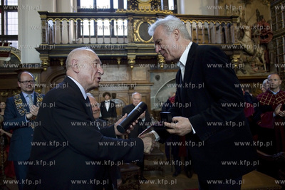 Dwor Artusa. Uroczysta sesja Rady Miasta Gdanska. Wreczenie...