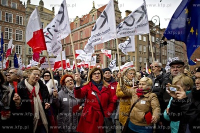 Gdańsk. Długi Targ. Demonstracja przeciwko rządom...