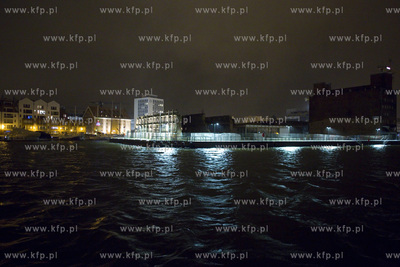 Gdańsk. Wysoki woziom wód Motławy, który jest efektem...