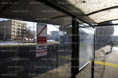 Zakaz palenia i naklejania reklam na przystanku tramwajowym...