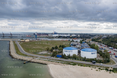 Dogaszanie pożaru w jednej z hal na terenie spalarni...