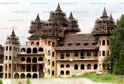 Lapalice na Kaszubach. Budowa prywatnego zamku. 4.08.2002...