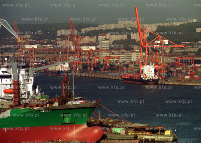 Na pierwszym planie budowany statek przy nabrzezu Stoczni...