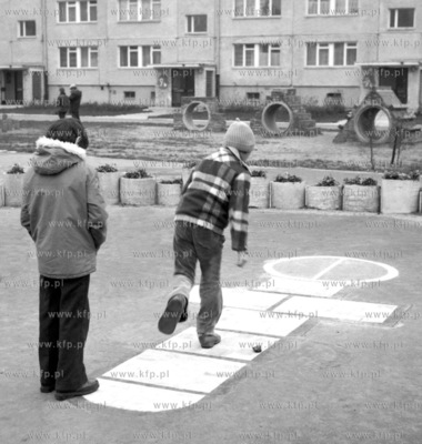 Dzieci graja w klasy na gdanskim osiedlu Zabianka....