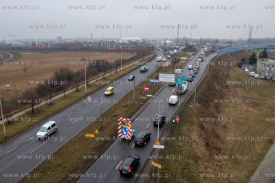 Przygotowania do zmiany organizacji ruch na estakadzie...