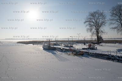 Zima na Mierzei Wiślanej. Zamarznięty port rybacki...