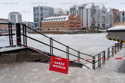 Skuta lodem Motława w Gdańsku. Informacje o zakazie...