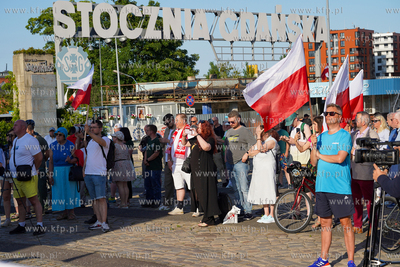 Gdańsk, Plac Solidarności. Demonstracja, pod hasłem...