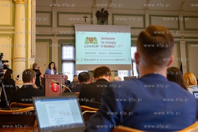 XII sesja Rady Miasta Gdańska. Nz. Aleksandra Dulkieicz...