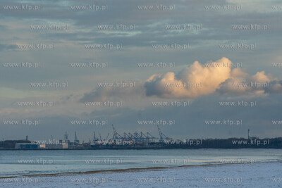 Zimowa krajobraz na plaży w Jelitkowie. 3.12.2021...