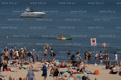Sopot. Tłum na plaży. 12.08.2023 / fot. Anna Rezulak...