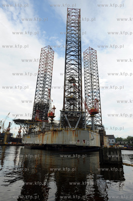 Samopodnosna platforma wiertnicza ENSCO100 przechodzi...