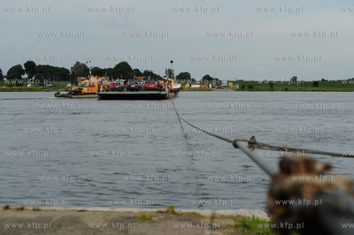 Przeprawa promowa w Swibnie. Prom laczy brzegi Przekopu...