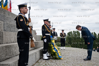 Gdansk. Westerplatte. Zlozenie kwiatow pod Pomnikiem...