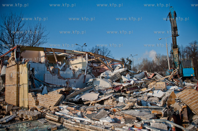 Gdansk. Rozbiorka budynku przy Targu Rakowym w ktorym...