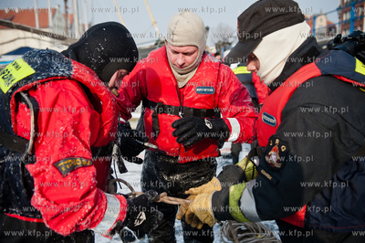 Marina w Gdansku. Cwiczenia ratownikow wopr oraz strazakow...