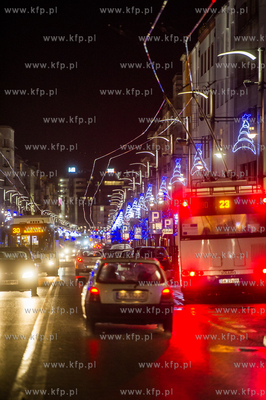 Gdynia. Swiateczne iluminacje na ul. Swietojanskiej...