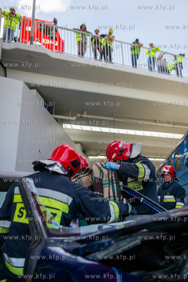 Gdansk. Cwiczenia Strazy Pozarnej na nowo budowanym...