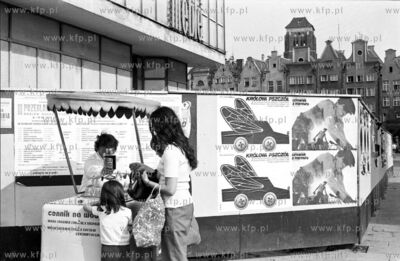 Saturator z woda sodowa przy parkanie otaczajacym budynek...