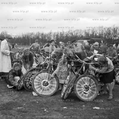 Młodzież przygotowuje rowery na Placu Zebrań Ludowych...