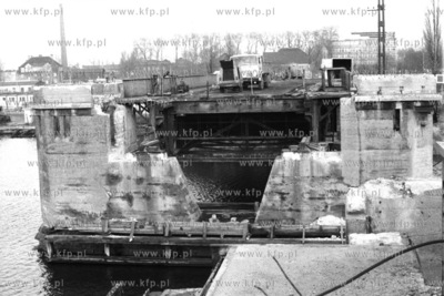 Demontaż starej konstrukcji mostu Siennickiego na...