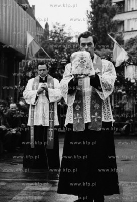 Strajk w Stoczni Gdanskiej im Lenina. Nz. ks. Ziemba...