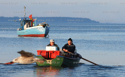 Rewa jesienia. Nz. Rybacy wyryszajacy na polow19.11.2006Fot....