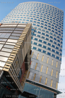 Zlote tarasy - kompleks wielofunkcyjny (biznesowo-handlowo-rozrywkowy)...