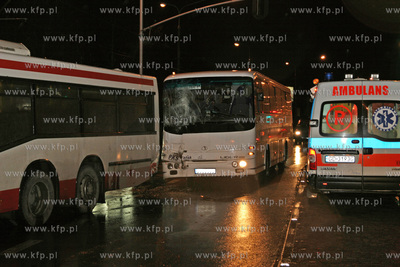 Kolizja drogowa na ul.Kartuskiej.
Jadacy bialy autobus...