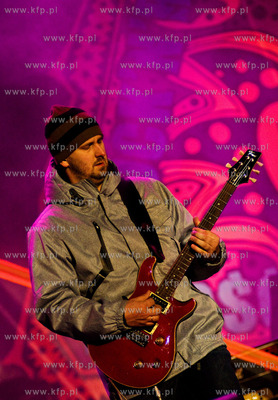 WOSP, Krakow. Scena muzyczna. Zespol Skangur. Nz. gitarzysta...