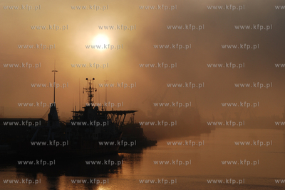 Mglisty zachod slonca nad Martwa Wisla. Widok z mostu...