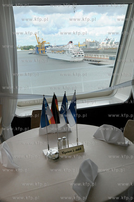 Gdynia. Do nabrzeza w Baltyckim Terminalu Kontenerowym...