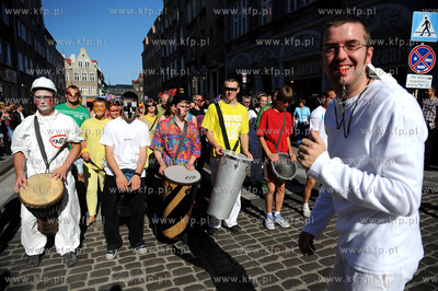 Gdansk. Parada karnawalowa grup kuglarskich z Trojmiasta...