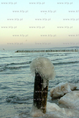 Zimowo lodowa plaza w Ustce. 17.01.2010 r. Fot. Arturo...