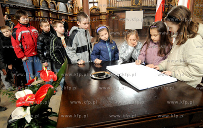 Gdansk. Dwor Artusa. Ksiaga kondolencyjna wystawiona...